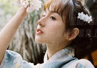 “17吃瓜官网”里的八卦就像水果摊，随便挑总有一堆让你嘴角上扬的好料子！