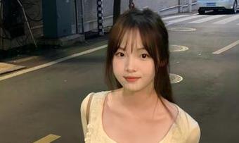 我刷着“91吃瓜网”链接，眉头轻皱，站姿都不自觉变了！
