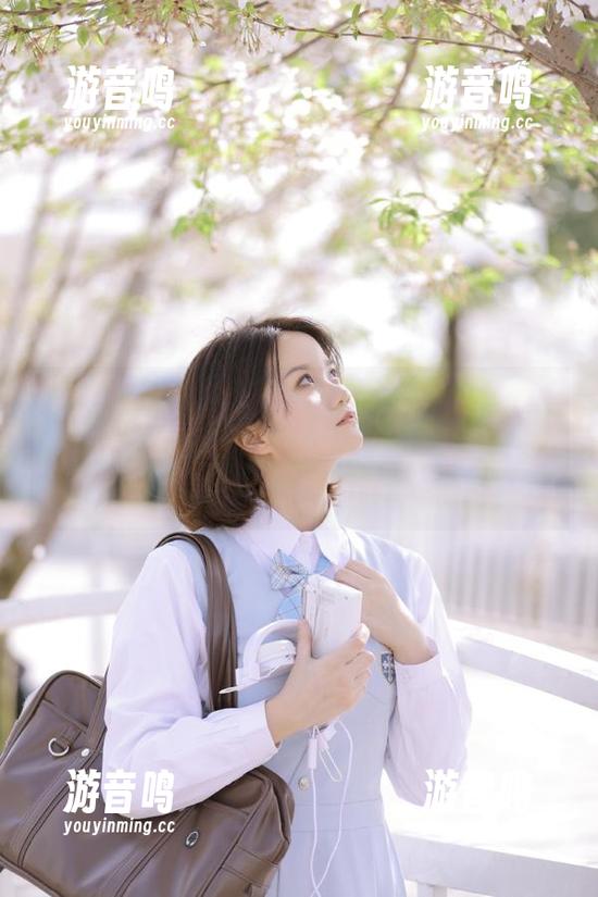 www.吃瓜 听说“www.吃瓜”导航又更新了,准备好一场大规模的八卦之旅!可千万别踩雷哦。